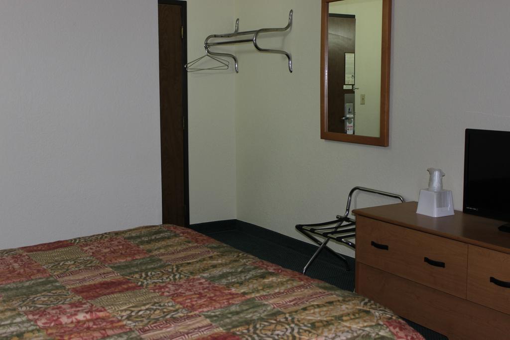 Americas Best Value Inn Grand Forks Exterior foto