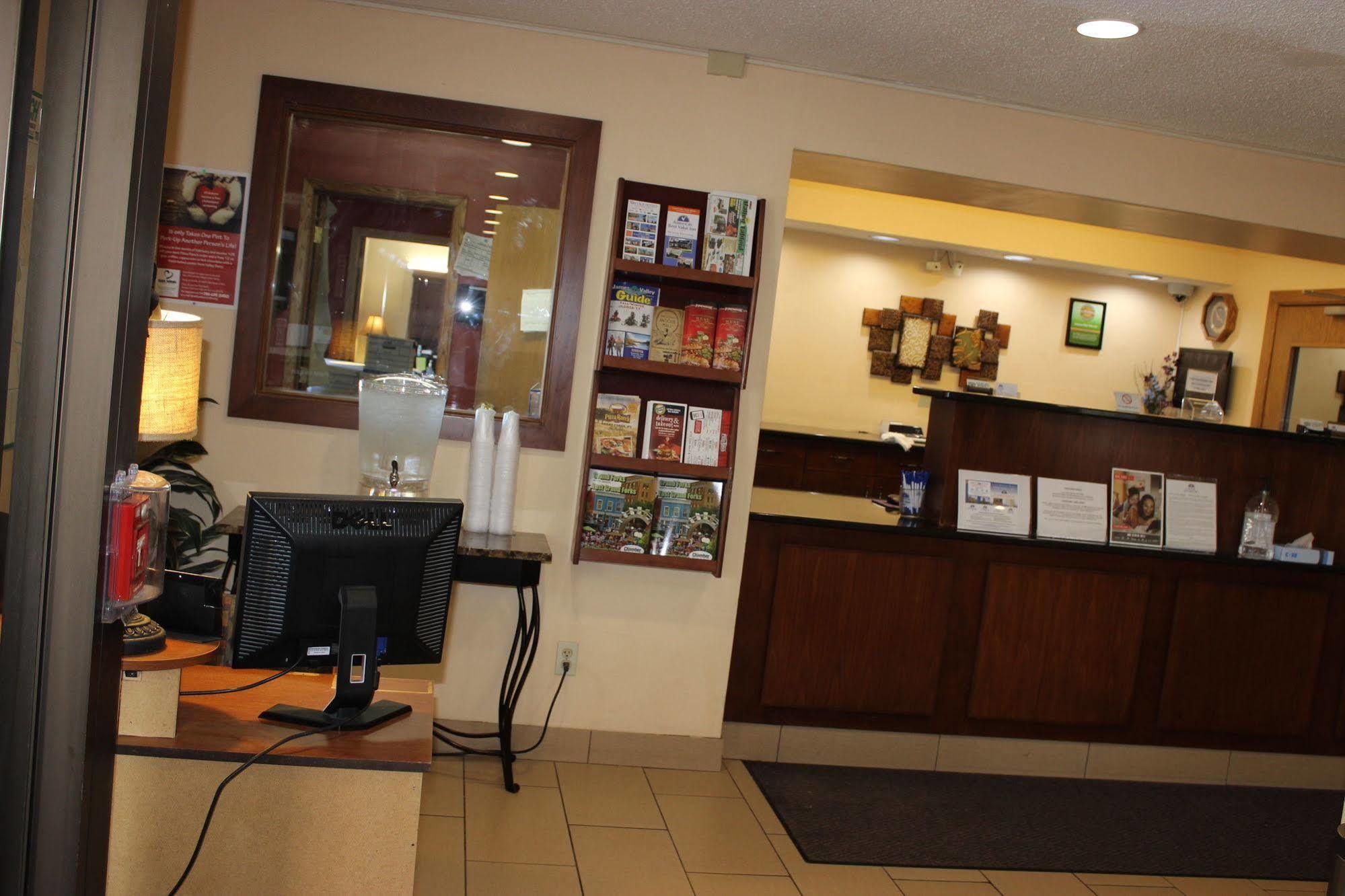 Americas Best Value Inn Grand Forks Exterior foto