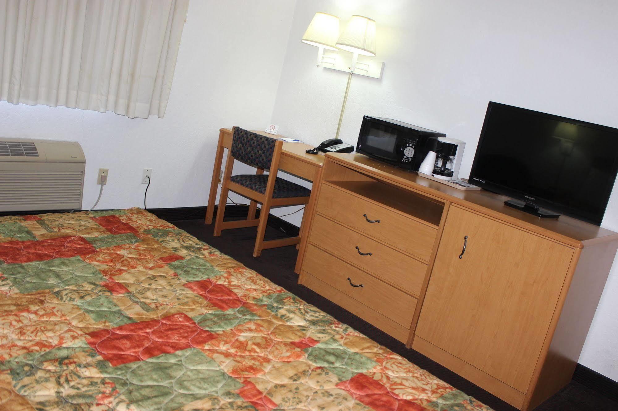 Americas Best Value Inn Grand Forks Exterior foto