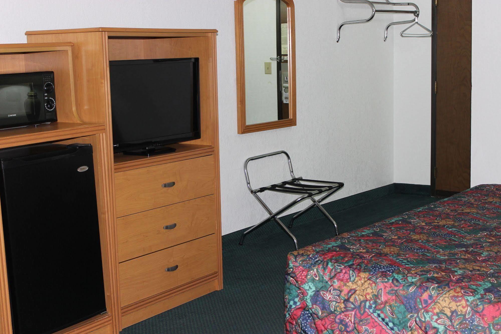 Americas Best Value Inn Grand Forks Exterior foto